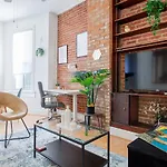 Classy 1-Br Flat Nestled Between Dupont & Logan