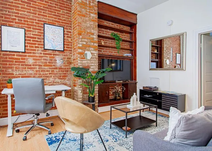 Classy 1-Br Flat Nestled Between Dupont & Logan