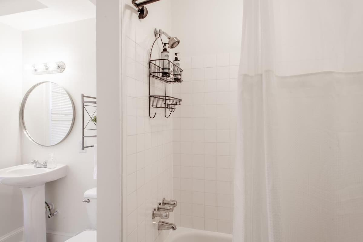 Classy 1-br Flat Nestled Between Dupont & Logan * Washington