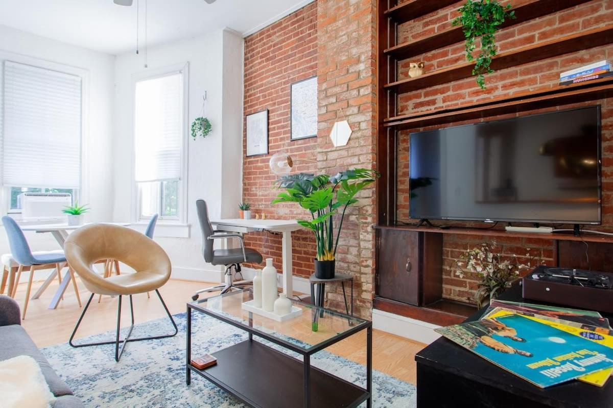 Classy 1-br Flat Nestled Between Dupont & Logan * Washington