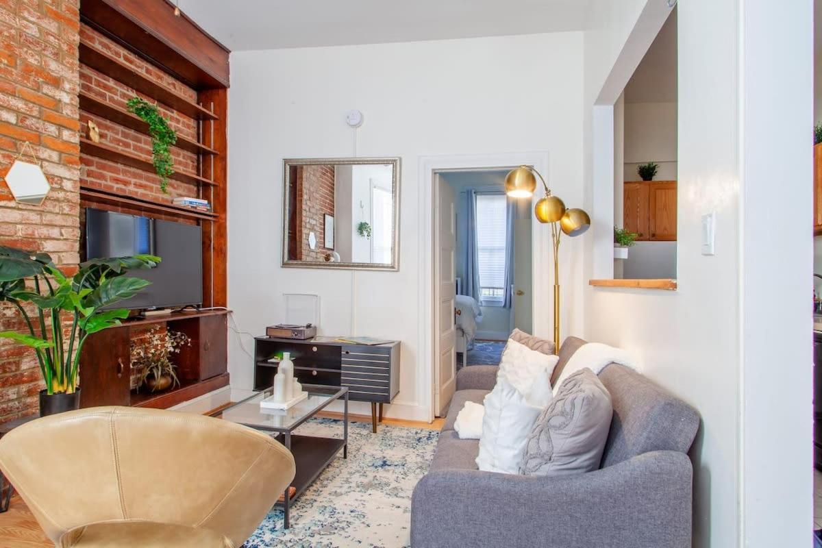 Classy 1-br Flat Nestled Between Dupont & Logan Apartment