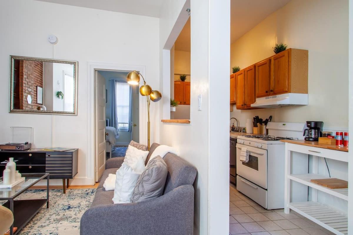Classy 1-br Flat Nestled Between Dupont & Logan *