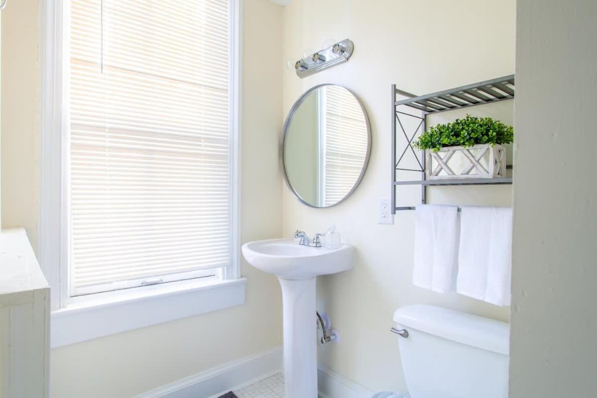 Classy 1-br Flat Nestled Between Dupont & Logan