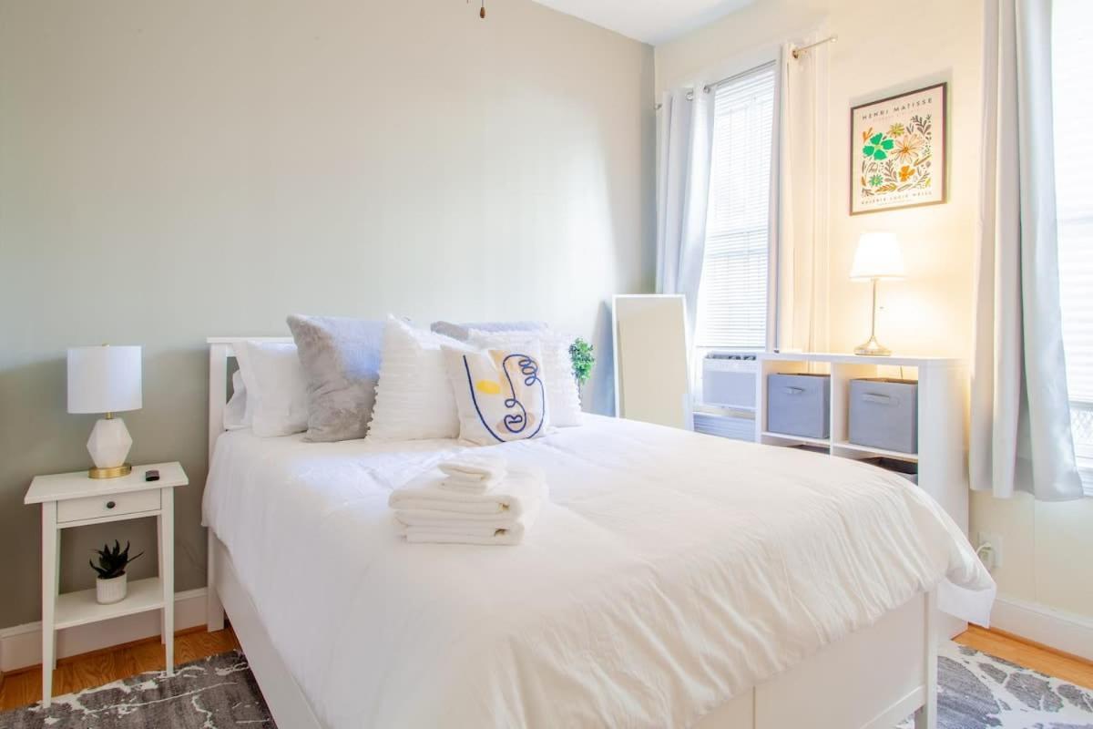 Classy 1-br Flat Nestled Between Dupont & Logan Apartment